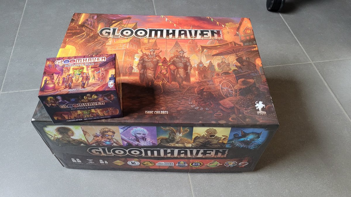 Managed to play a bit of my new #gloomhaven buttons & bugs tonight... it's a lot smaller than I expected, especially compared to the original Gloomhaven 🤣