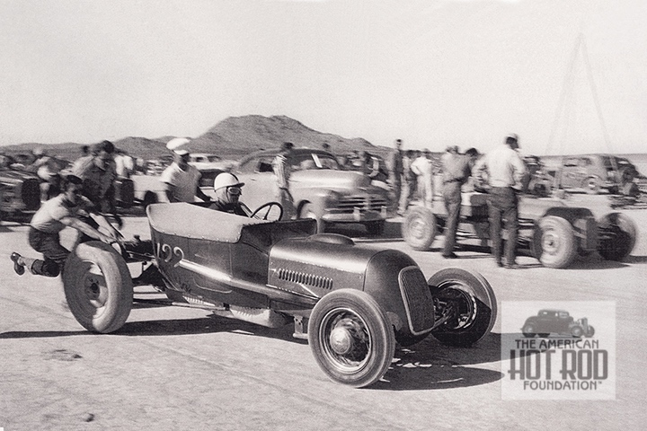 PHOTO OF THE DAY 𝙵𝚛𝚒𝚍𝚊𝚢, 𝙼𝚊𝚢 𝟷𝟽, 𝟸𝟶𝟸𝟺 Lancers member Dick Kraft, and his slick-looking number 199 Class C Lakester, get some human-powered push-off at the lakes during the September 1949 S.C.T.A. time trials. (RKC_005) Read more: ahrf.com/historical-lib…