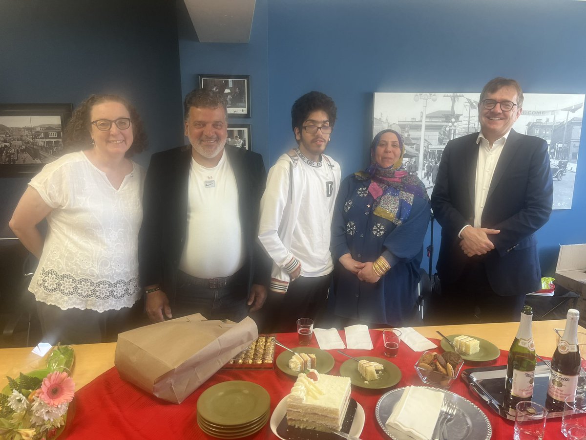 This week, we recognize #CitizenshipWeek and celebrate the diversity that makes Canada so great. On Tuesday, my #NorthVancouver office helped to facilitate the citizenship ceremony of Said, and celebrate his new status as Syrian-Canadian!
Congratulations Said.
/1