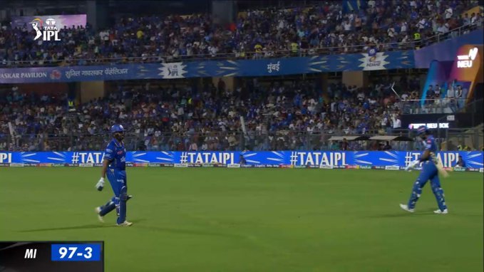 Whole Wankhede crowd was standing & appreciating Rohit Sharma. 👌