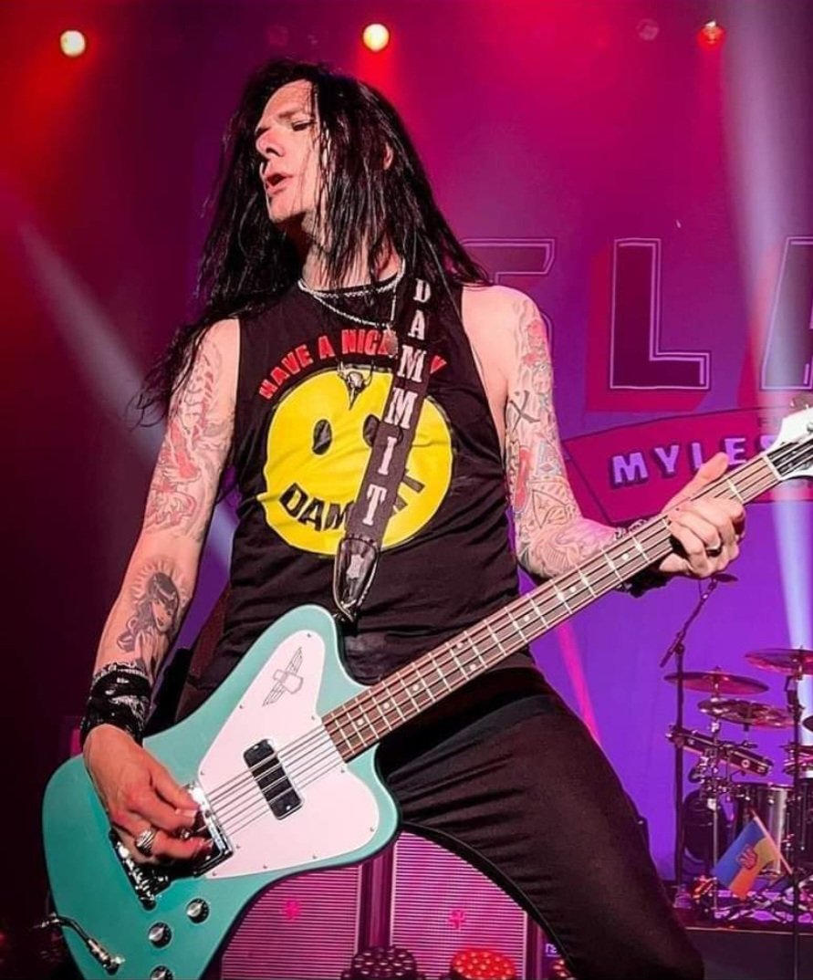 Whenever I hear Todd's music, it makes me smile! and as his smiley face shirt says: Have a nice day Dammit 😊♥🎶
@todddammitkerns
Credit photo owner📷
#ToddKerns #Superstar #brilliantbassist #topvocalist