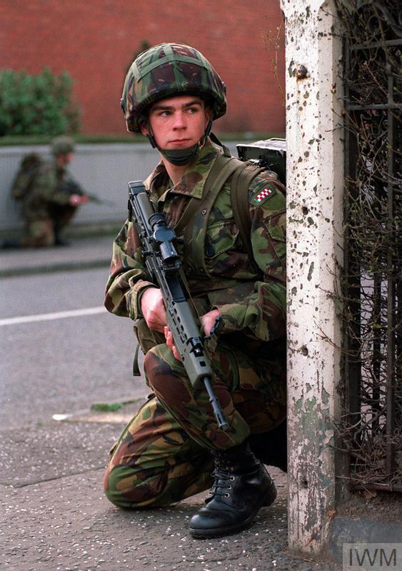 A Territorial Army soldier attached to 1st Battalion King's Own Scottish Borderers, on patrol in Belfast, March 1995. © Crown copyright. IWM (HU 98402)
