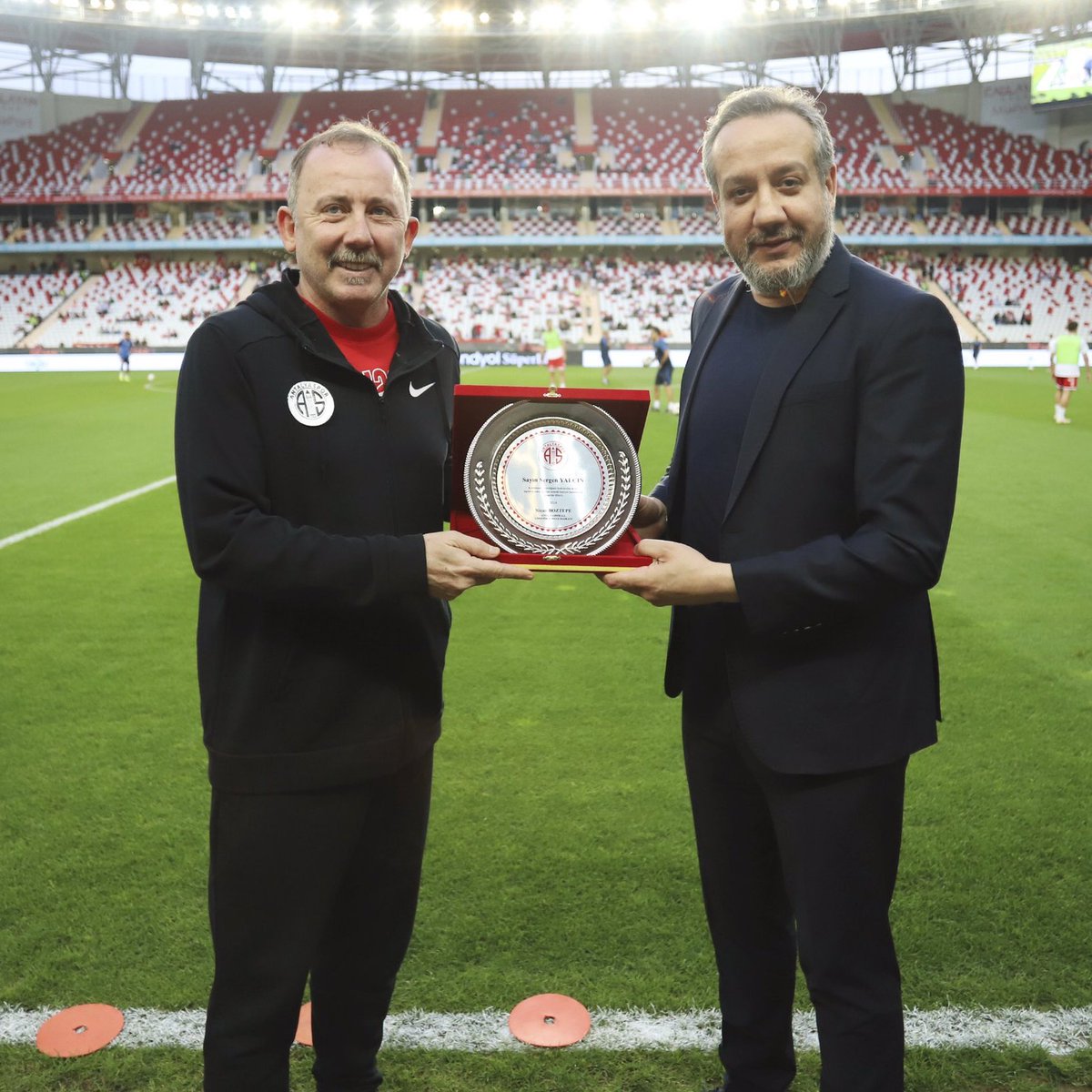 Antalyaspor yönetimi, Sergen Yalçın'a emekleri için teşekkür ederek plaket takdim etti.