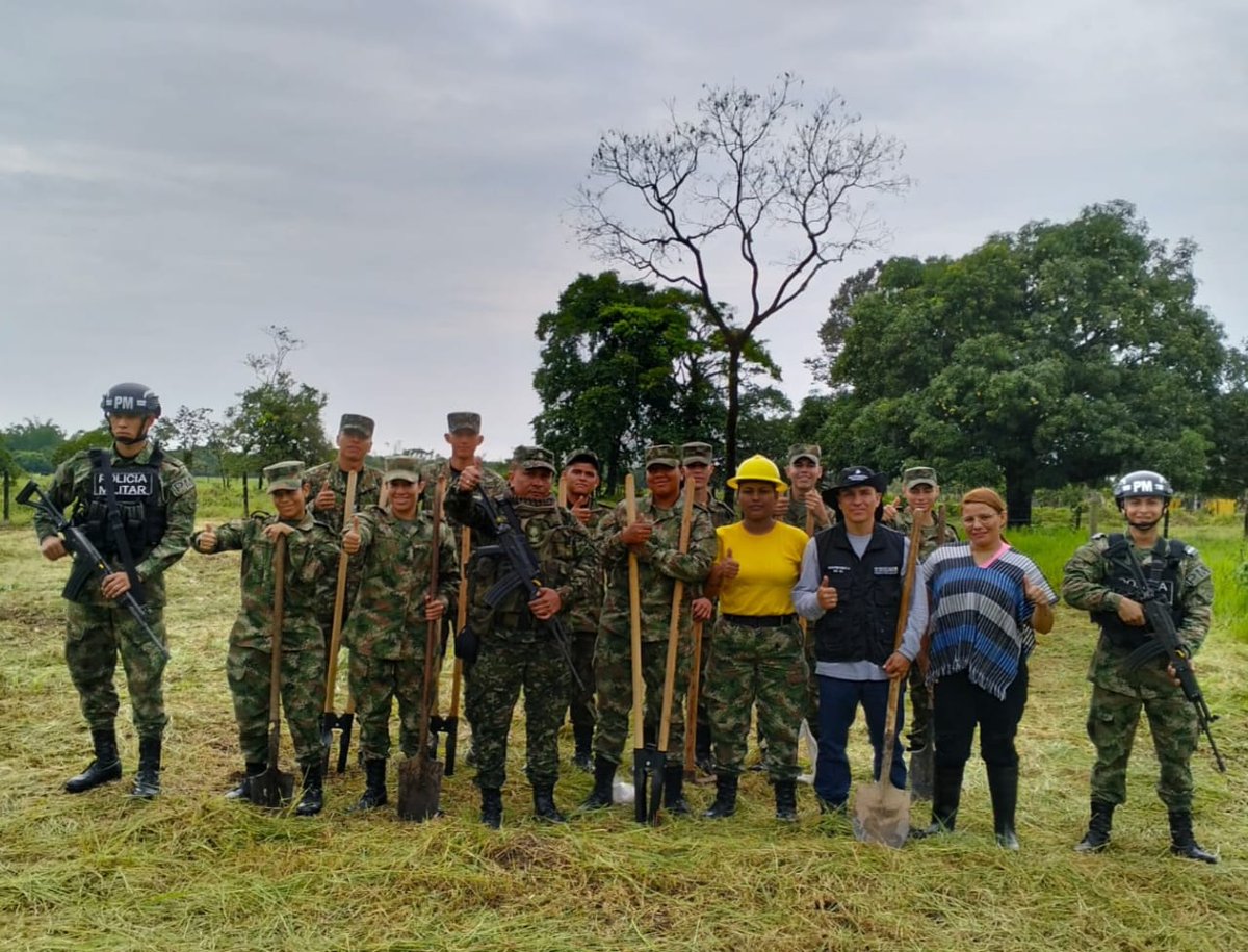 Soldados del Batallón de Servicios N.° 7 Antonia Santos de la #SéptimaBrigada, recuperaron zona de conservación ambiental, con la siembra de 3.700 árboles en la vereda San José - Villa Ligia, en Acacías, #Meta. #PlanAmazonía @CORMACARENA