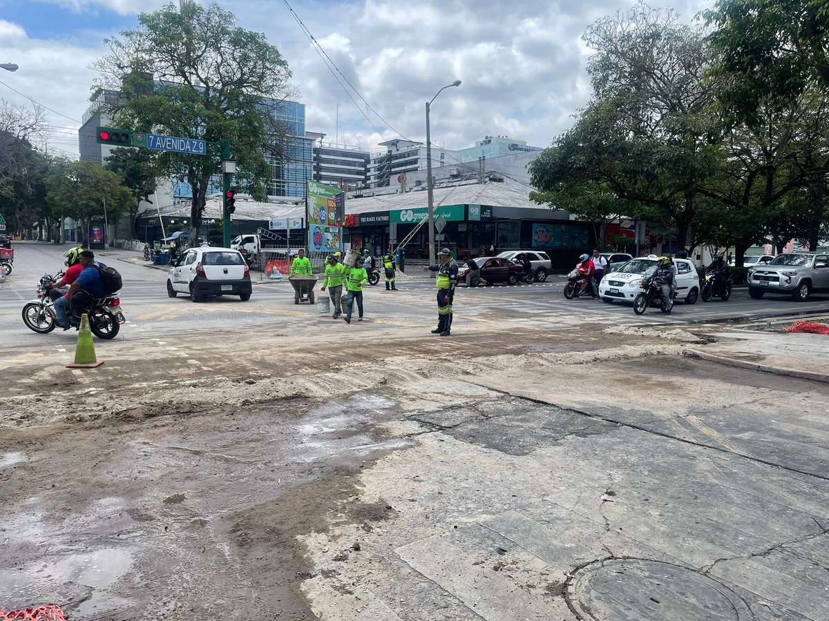 La fuga registrada en la 7ave. de zona 9 es producto de un 'accidente' durante la instalación de los #SemáforosInteligentes, según explica @muniguate: 'Previo a instalar los semáforos es necesario realizar obra civil para cablear luz y fibra óptica'. Aseguran ya estár reparando.