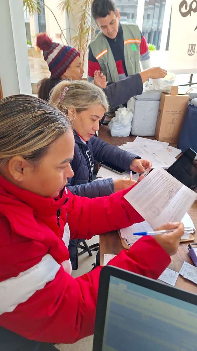 Vacunación en el Centro Paraguayo Japonés Vecinos y vecinas de los barrios Mburucuja y Madame Lynch recibieron sus vacunas contra la Influenza y el COVID-19. Esta iniciativa es un paso importante para proteger nuestra salud y la de nuestra comunidad.