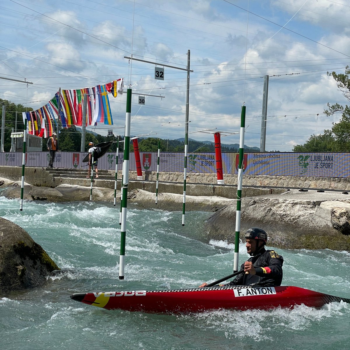 EM Tacen 🇸🇮: Das Wasser ist gesunken 👋. Morgen, 18.05., gibt es die Wettbewerbe im K1 & K1-Team der Damen & Herren. 10 Uhr gehts los. Heats: youtube.com/CanoeEurope Finals & Team: eurovisionsport.com Ergebnisse: siwidata.com/canoelive/#/li… 📷Christian Käding