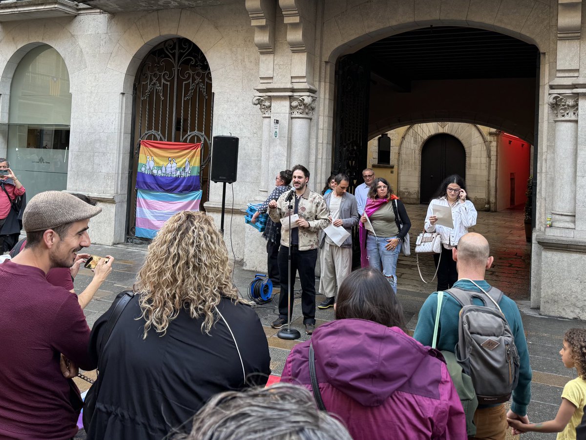 🌈🏳️‍⚧️ Presents a la concentració a la plaça del Vi pel dia internacional contra la LGBTI-fòbia.