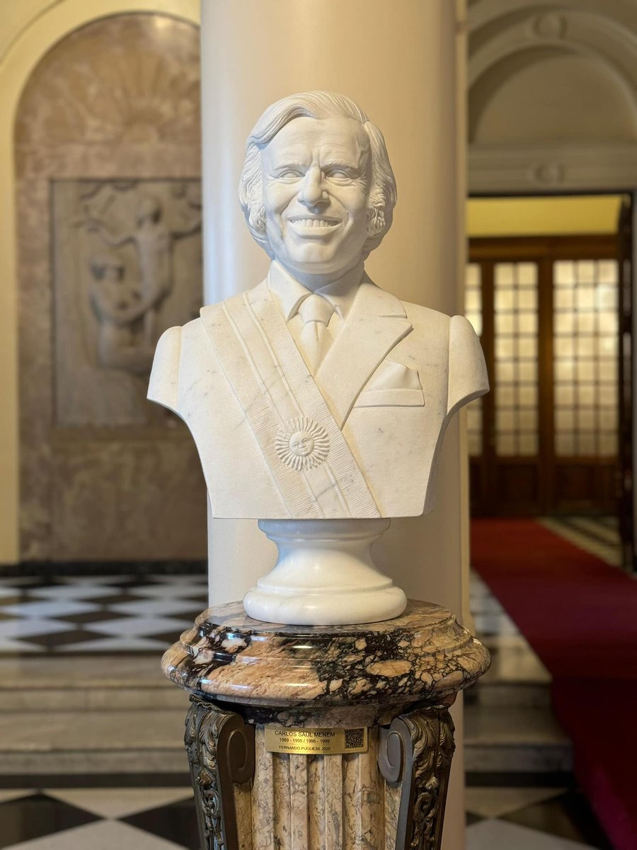 El martes se colocó en la Casa Rosada el busto del ex presidente Carlos Saúl Menem, una figura odiada y ¿amada? con la misma intensidad. ¿Qué hay detrás de la reivindicación del riojano por parte de Javier Milei y los libertarios? ✍️@asofisol1 lanotatucuman.com/reivindicacion…
