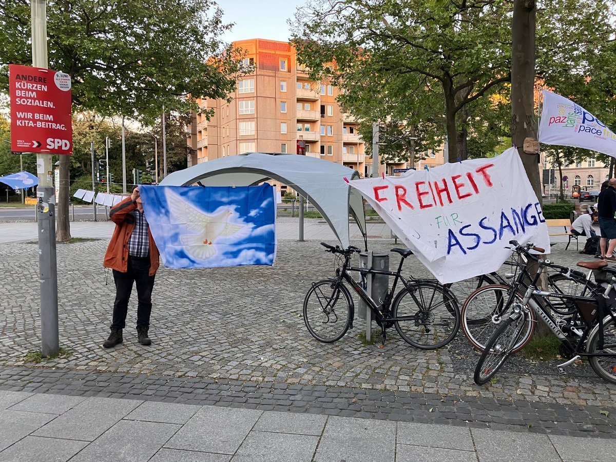 ⏳Mahnwache Dresden⏳ FreeAssange-Mahnwache (im Rahmen der Mahnwache für Frieden) in #Dresden Wann? Jeden Montag Nächste: 20.05.2024 19 Uhr Wo? Jorge-Gomondai-Platz #FreeAssangeNOW freeassange.eu/#veranstaltung…