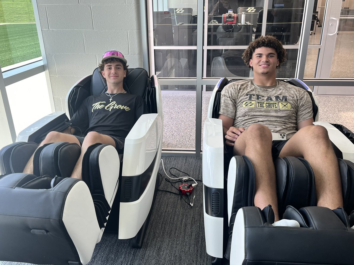 Me and @HalterJarret getting ready for round 3 in the new facility ! @joshgibson_pg @PGHawkFootball