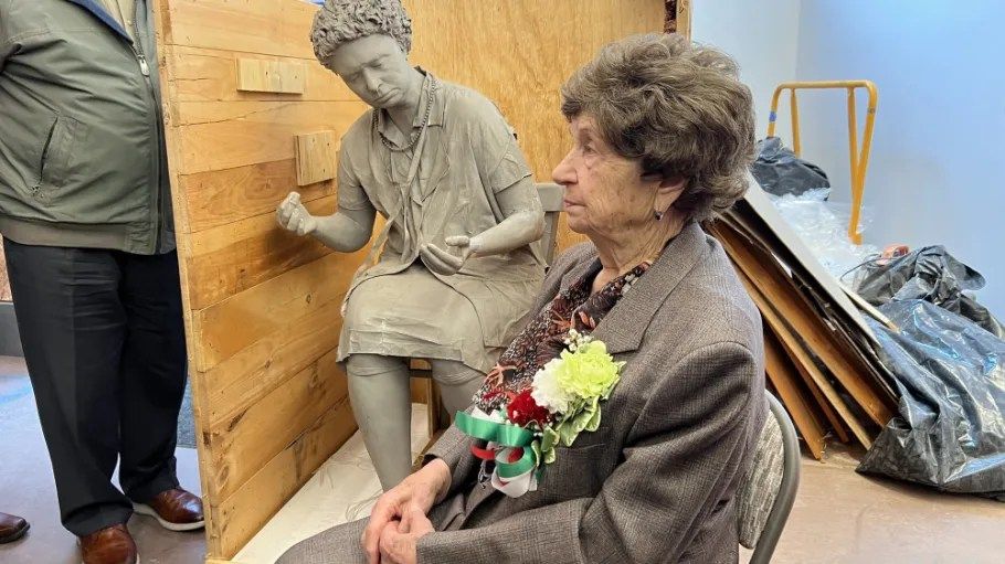 A Retired Seamstress Was Reunited With the Statue She Posed For 40 Years Later at the Italian American Museum ~ buff.ly/3WIXNNk
