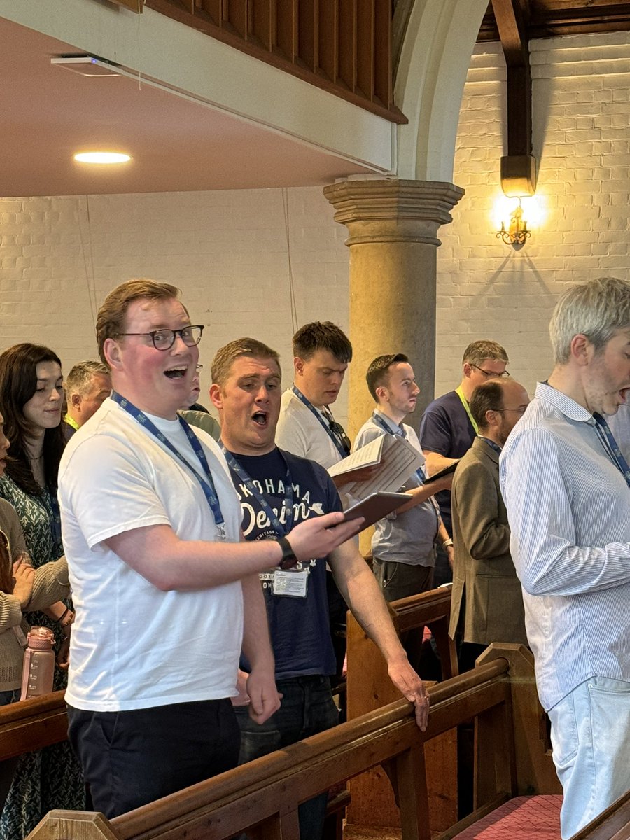 MusicTeachers_'s tweet photo. What could be better than a choir of music teachers? 🔊

As the first day comes to an end, we’ve joined together to sing some choral bangers and relax outside on the lawn. https://t.co/7jsz7wde68