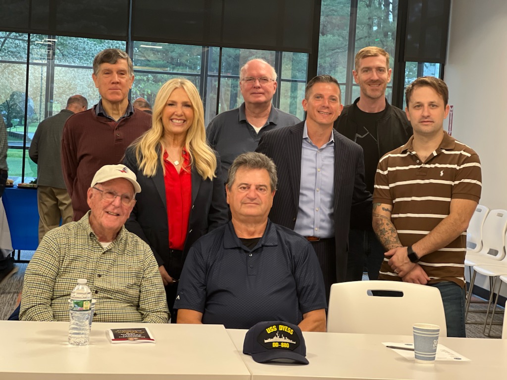 #MonmouthCounty Clerk @ChristineHanlo1 had a wonderful time chatting with veterans at @HolmdelTwp’s Veterans' Roundtable at @bell_works about our discount directory & free ID cards for vets & Gold Star families. Visit tinyurl.com/MCCVeterans for more. #thankaveteran 🇺🇸