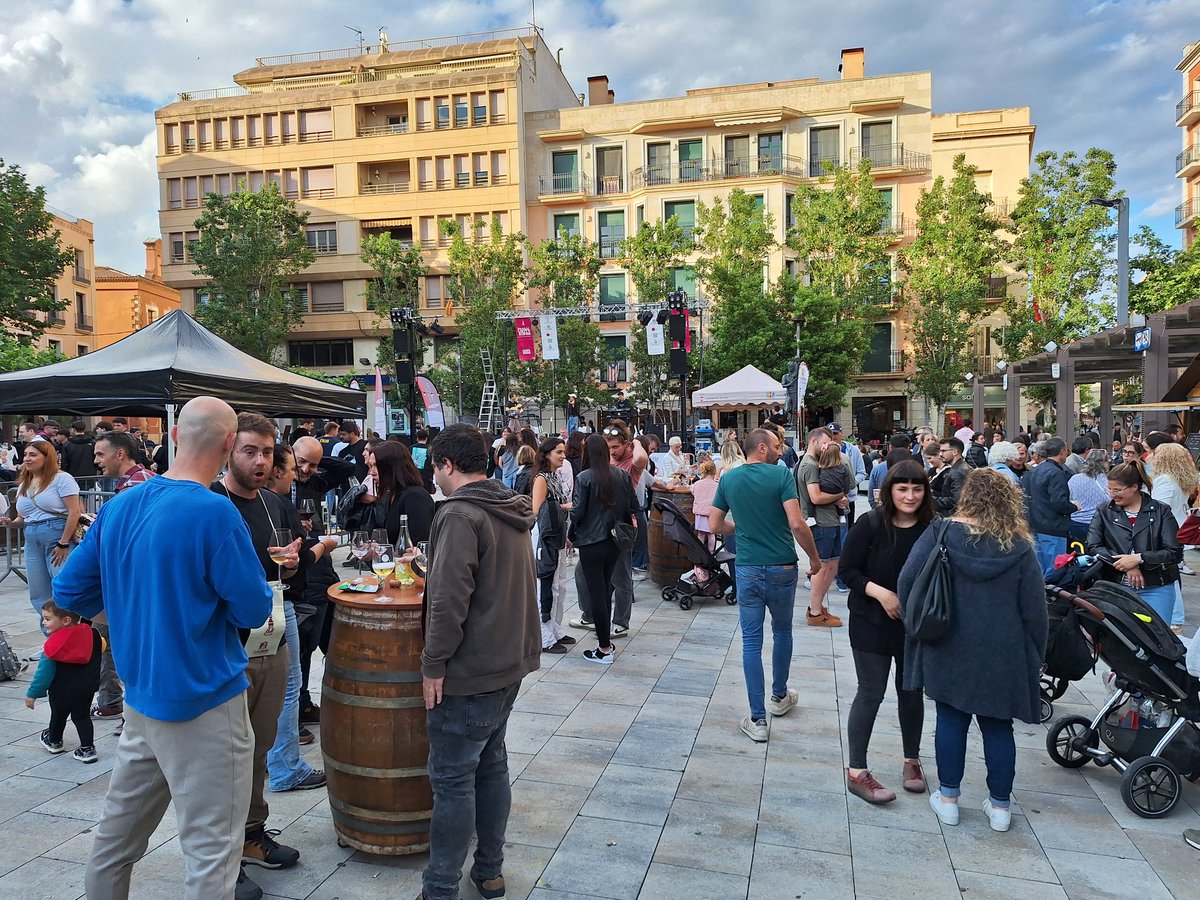 🍷 Vi i música, la combinació perfecta per gaudir d'una bona estona!
Aquesta tarda hem donat el tret de sortida a la desena edició del "Music Valls Va de Vins".

📍 Avui i demà us esperem a la plaça del Pati.

#Valls #VisitaValls