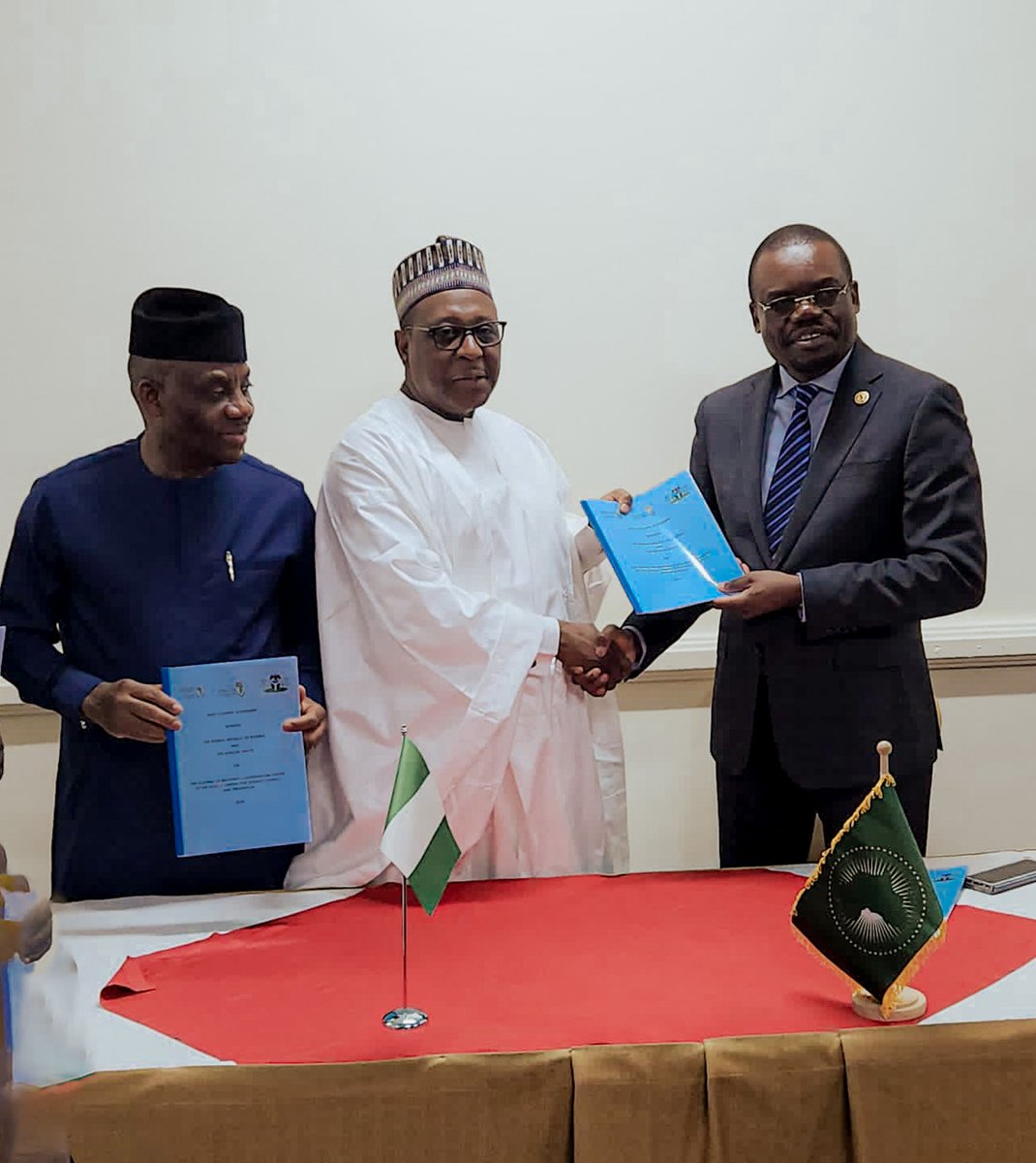 Our DG @JeanKaseya2 and @NigeriaGov Coordinating Minister for Health @muhammadpate signed the West Africa RCC Hosting Agreement during the 25th ECOWAS Health Ministers Meeting. This milestone enhances continental health security, embodying an 'Africa CDC without walls' #OneHealth