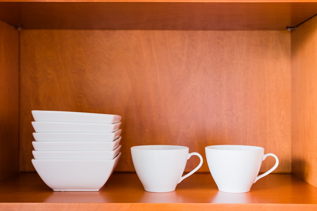 Staging Tip: Declutter Kitchen Cabinets houseopedia.com/5-kitchen-stor…