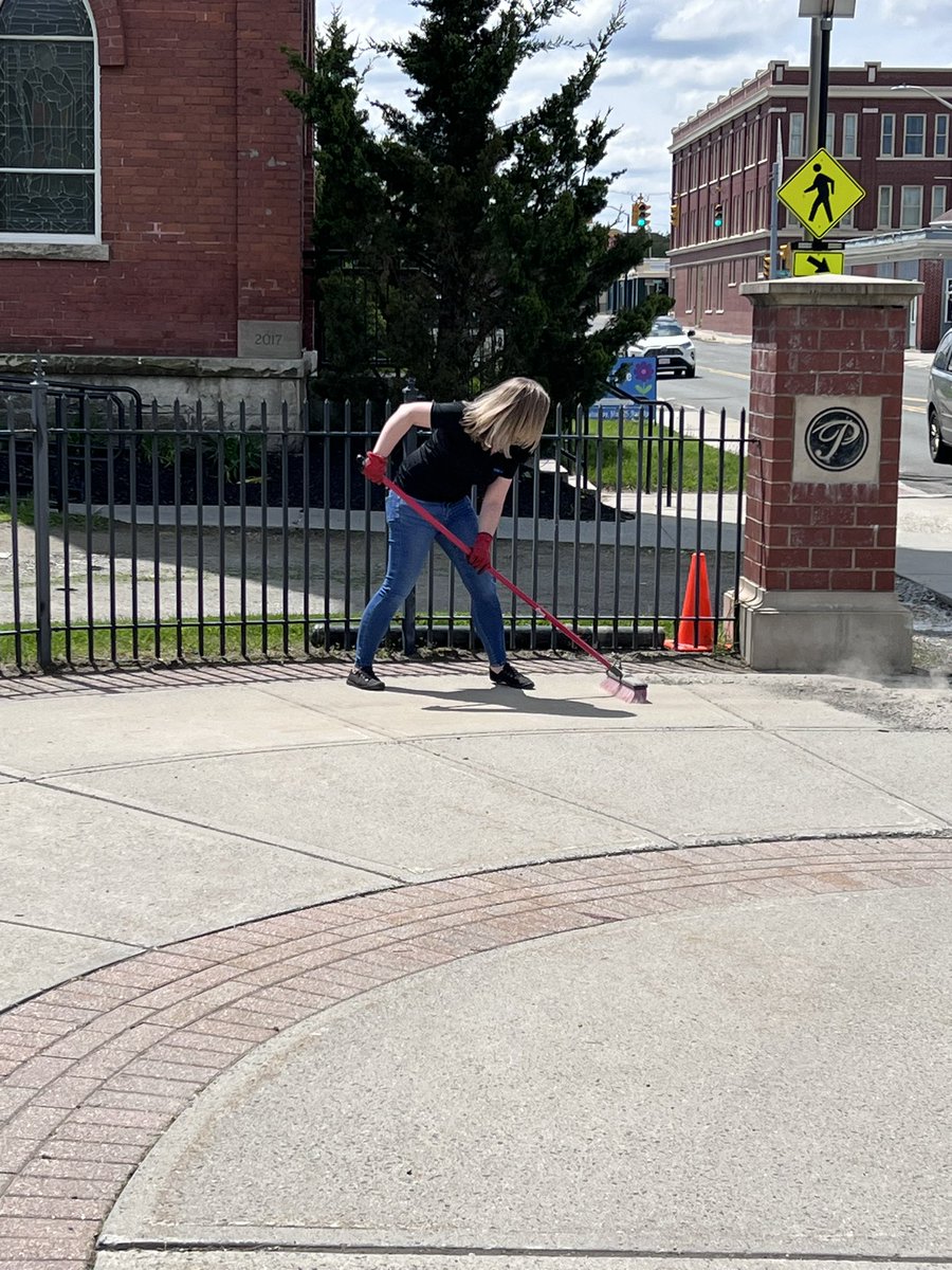 KarenKCPA's tweet photo. #pittsfieldcleanupday Team Smith Watson - we kick Butts. https://t.co/dDuzzPT03V