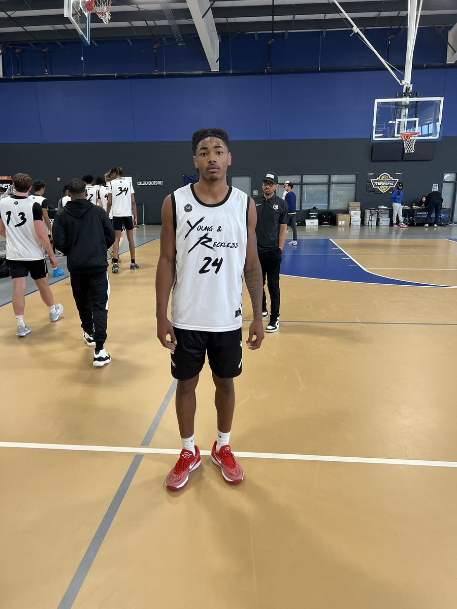 Class of 2025 6’5” wing @T_Smith2424 of @YnRbball 17 points (7-8 FG) (one ended life) 4 rebounds 3 assists and 2 steals in win over AJ Bouye in Showcase game. Good at feeding the post. King of Bounce. Big time athlete. 4 star 🏈 WR #Terrific24 @Terrific24FCP @AuroraWestBBall