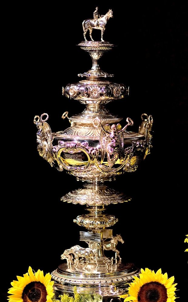 Este es el trofeo WOODLAWN VASE del #PreaknessStakes creado en el siglo pasado por la joyeria TIFFANY valorado en $1 Millón para la epoca,se usaron 13 kilos de Plata, su valor actual excede los $4 Millones, una replica es entregada al propietario del caballo ganador valorada $40k