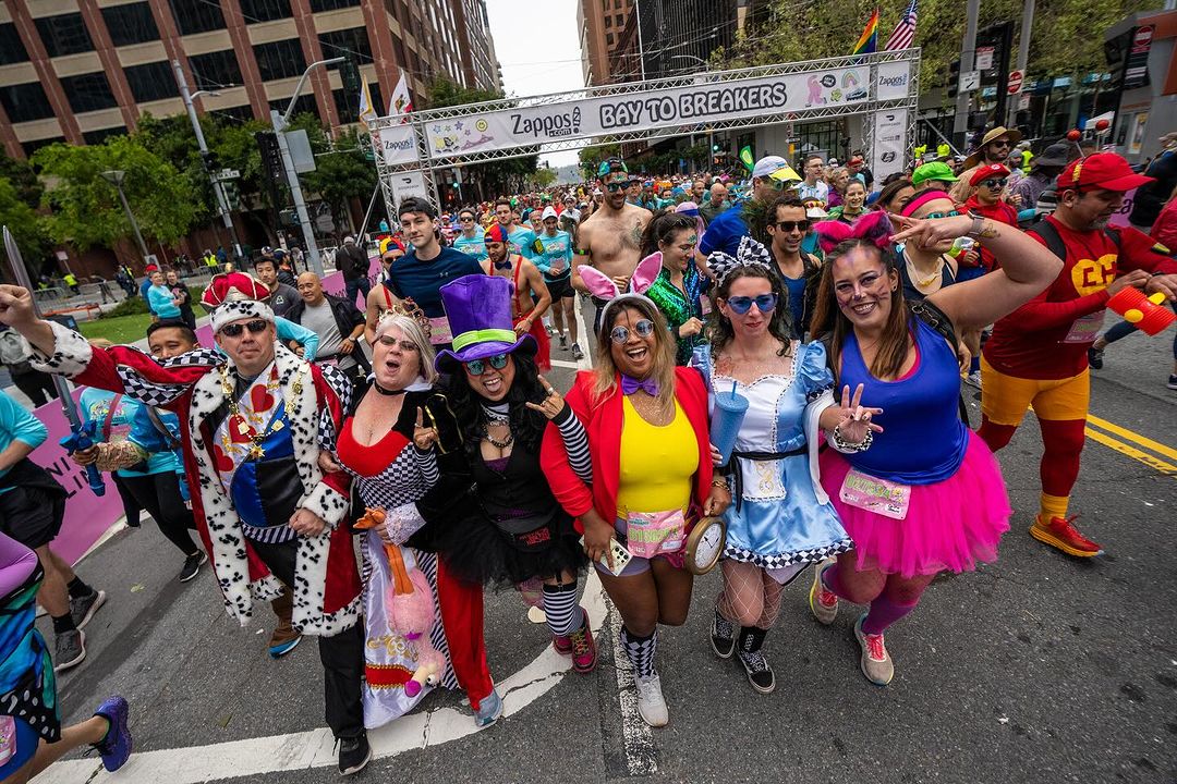 The first Monday in May vs the third Sunday in May. Would Anna Wintour approve? bit.ly/3wpwKMz NYC dresses up, and SF dresses down for one of the best foot races in the world. Get ready: Bay to Breakers is happening 5/19, #onlyinsf! #metgala #vs #baytobreakers