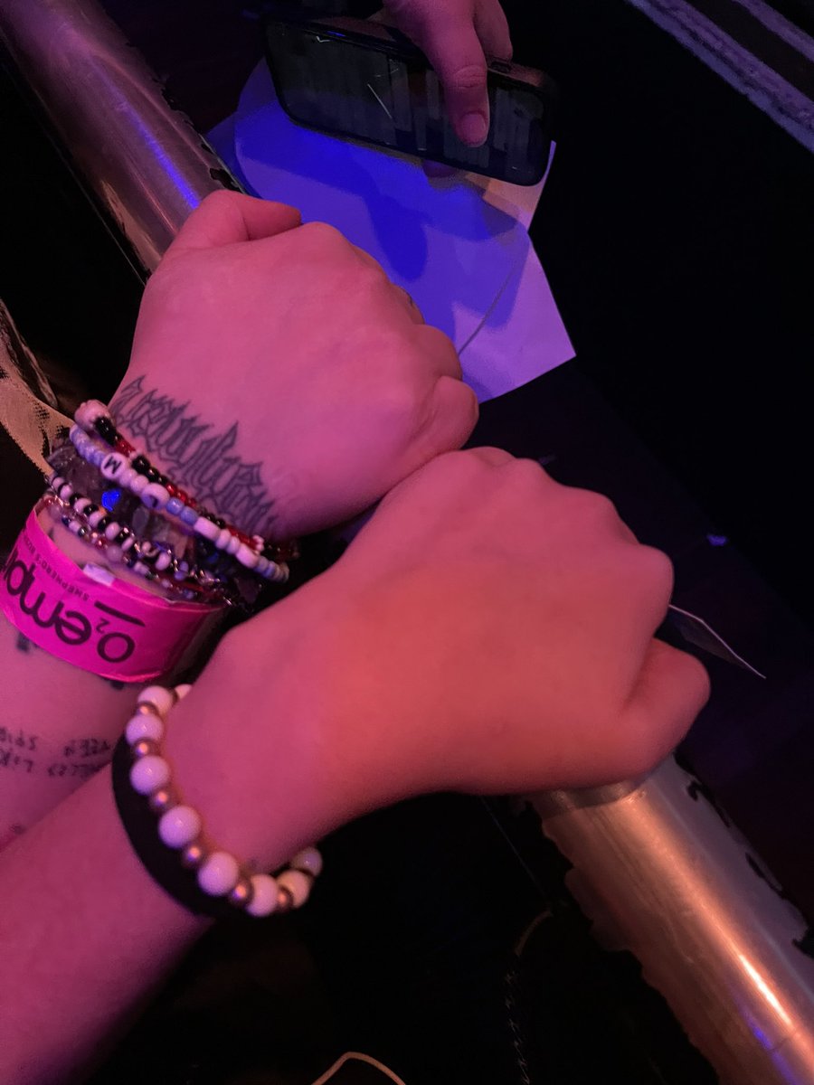shwneroda's tweet photo. BARRICADE FOR ZAYN’S FIRST CONCERT WHAT IS LIFE??????? 😭😭😭😭😭😭😭😭😭😭😭😭@diefortchalamet https://t.co/LzPpHK4htl