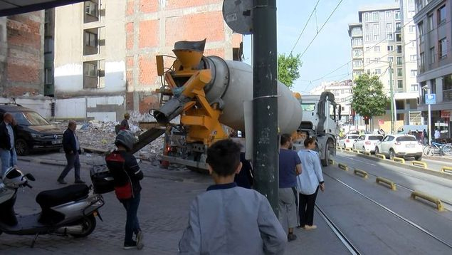 İstanbul Zeytinburnu'nda, geri manevra yaparak sokağa girmeye çalışan beton mikseriyle tramvay çarptı. Şans eseri can kaybı veya yaralanmanın olmadığı kazada tramvayın camları kırıldı.
