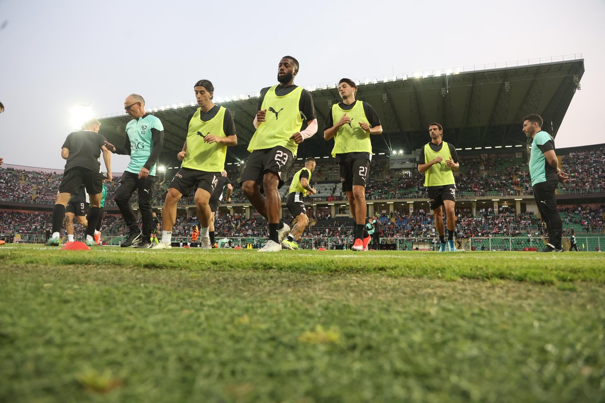 Palermofficial's tweet photo. WARM UP 🔥 

Caldi ragazzi! 

#PalSam #siamoaquile 🦅 https://t.co/So4pE65nC9