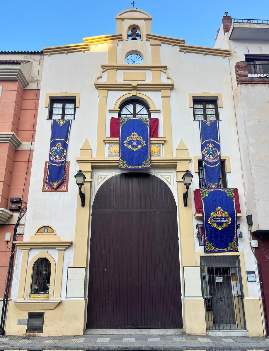 La fachada de nuestra Casa de Hermandad se encuentra engalonada para el paso de María Santísima del Rocio Coronada (@RociodeMalaga). #Pentecostes2024 #CofradíasMLG