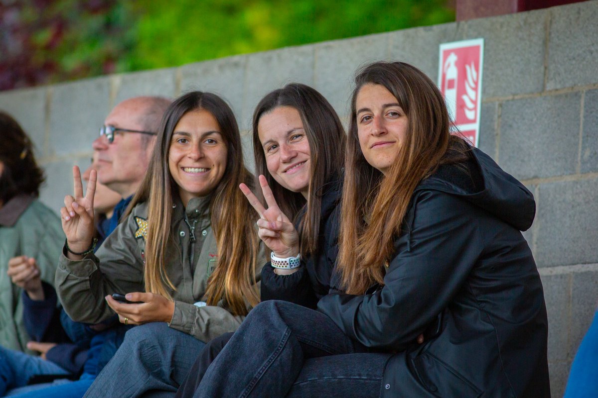 ¡Familia, siempre! 🫶 @soniamajarin, @Mery15Ortiz y @anemiren10 apoyándonos esta tarde en Laguardia. #GloriosasDUX #TrofeoIngevel 🏆 #GoazenGloriosas ⚪️🔵