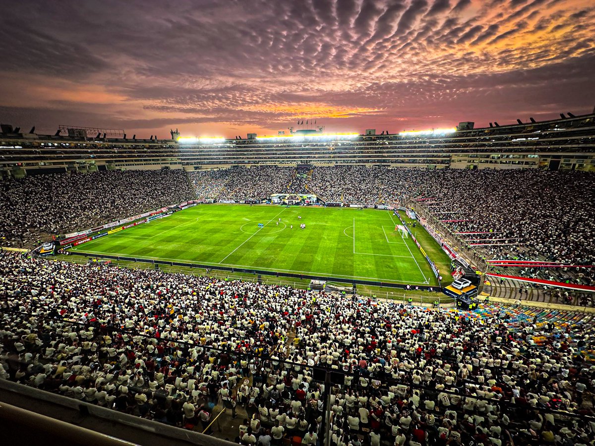 El Estadio Monumental de Universitario de Deportes un jueves a las 5:00 PM por la Copa Libertadores de América. 🏟️

La ‘U’ es su gente.

📸 @sant1mage
