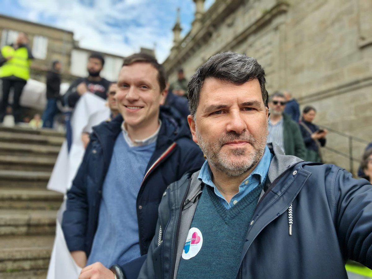 AitorBouza's tweet image. Un ano máis, hoxe saímos ás rúas de Compostela para defender a nosa lingua e berrar alto e claro que #QueremosGalego