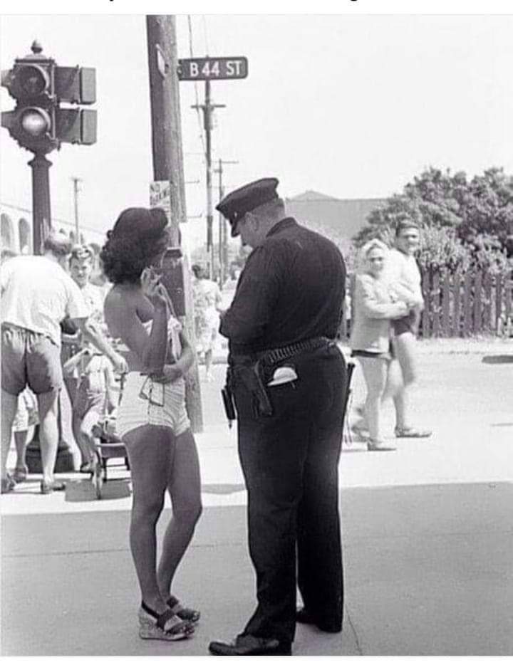Cop issuing a ticket for indecent exposure at Rockaway Beach, Queens NY, August 1946.
Bathers were required to wear a robe to and from the beach.
Photo by Sam Shere
#oldphotos #historydaily #historyinpictures 
#history #rarephotos #vintagephotography