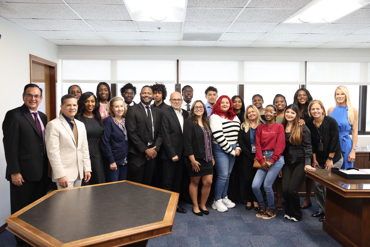 Thank you to @MDCPS’s @ProjectUPSTART for “The College Care Suitcase” initiative! This fantastic program provides essential items to select college-bound students, helping them start their campus journey with confidence. #YourBestChoiceMDCPS