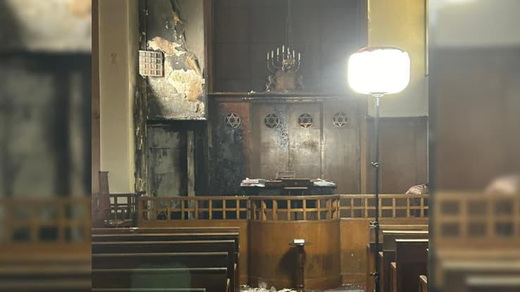 'Ce vendredi un individu armé a tenté de mettre le feu à la synagogue'. (...) 'Tout est noirci, c'est catastrophique'.(#Rouen)

'86% des Juifs français ont peur depuis le #7octobre. (...) À la peur, s'ajoute un sentiment de solitude pour 80%'. (IFop)

Tragique. #antisémitisme