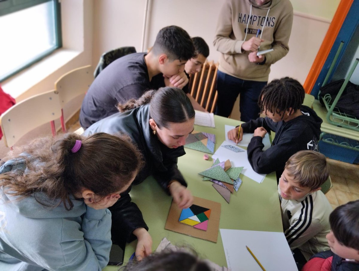 GRUPOS INTERACTIVOS: talleres de geometría, francés y plástica, que alumnos de bachillerato del IES Recesvinto preparan y llevan a la práctica en colaboración con el departamento de didáctica de la universidad de educación para nuestros alumnos de 5º y 6º de primaria.