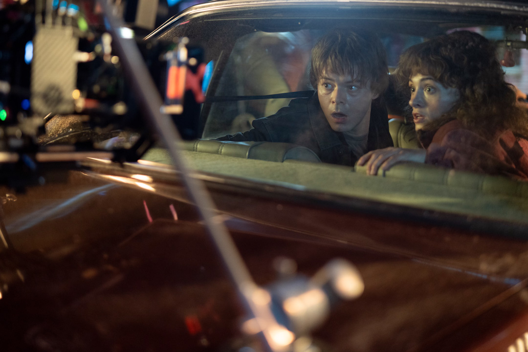 Jonathan Byers ve Nancy Wheeler. Kesin yine Stranger Things setinde çok normal şeyler oluyor.