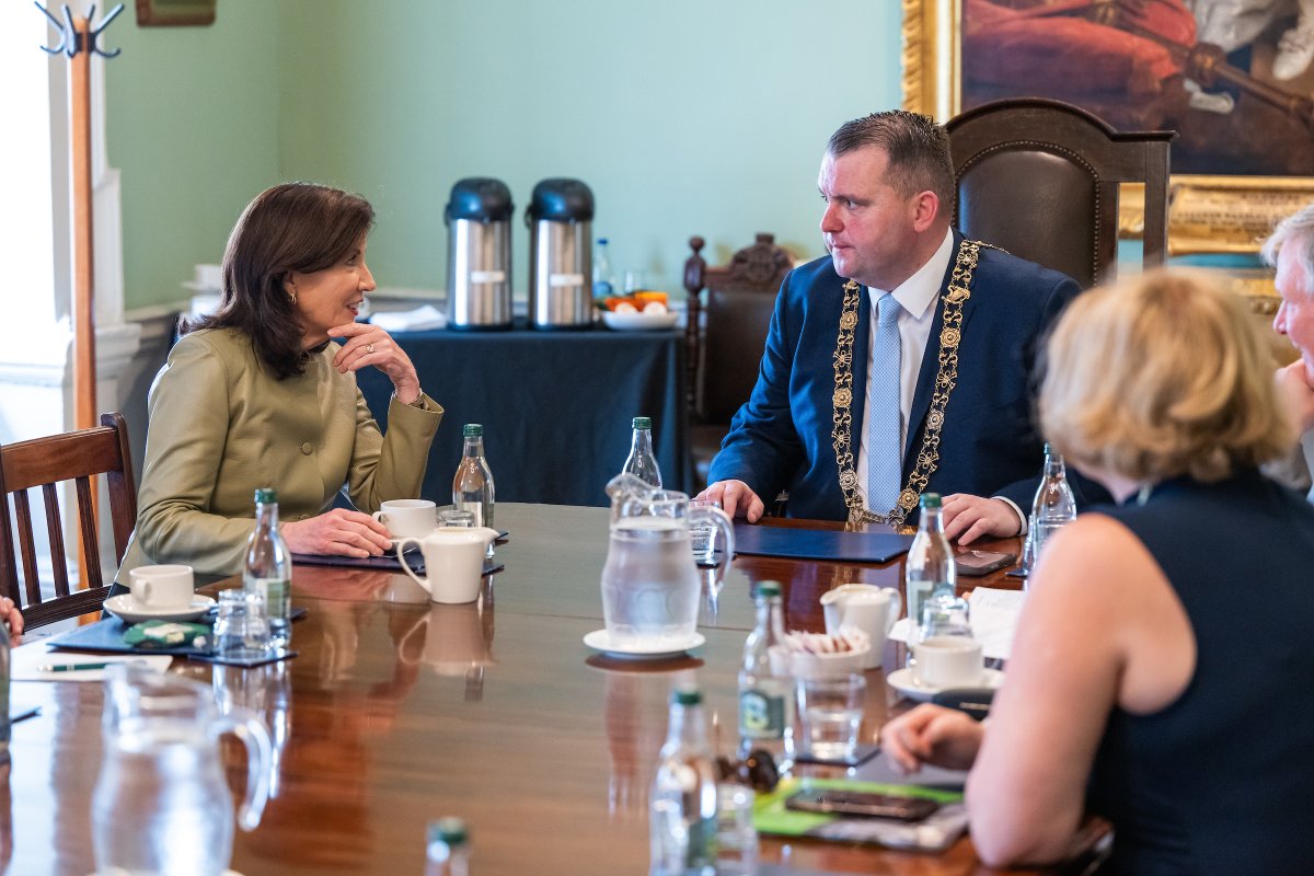 New York and Dublin are working together on our shared priorities to build more housing, address mental health concerns, and create safer and more affordable communities. Thank you, @lordmayordublin, for a productive discussion.