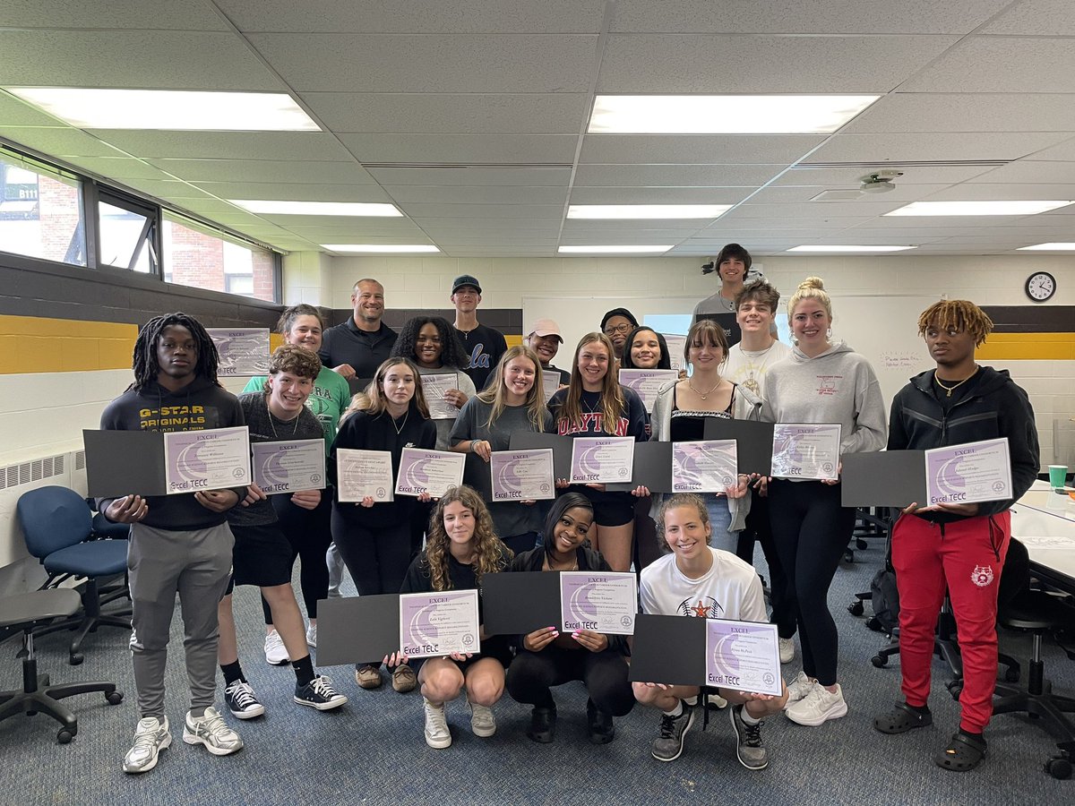 BrushExerSci's tweet photo. It’s these maniacs’ last day! Can’t believe how fast time goes… 
don’t ever forget n=1

Congrats ESSR c/o 24 ⚡️⚡️ https://t.co/WfLBsQk0oy