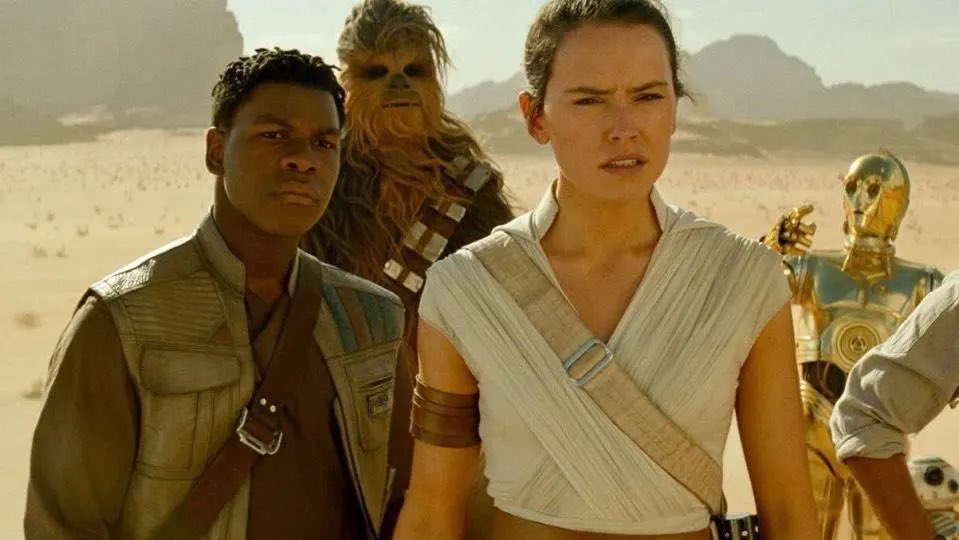 Daisy Ridley was asked if she’d want to see John Boyega’s Finn in Rey’s upcoming Star Wars movie: “Absolutely, of course. It feels like we should, yeah.” ➡️ comicbook.com/starwars/news/…