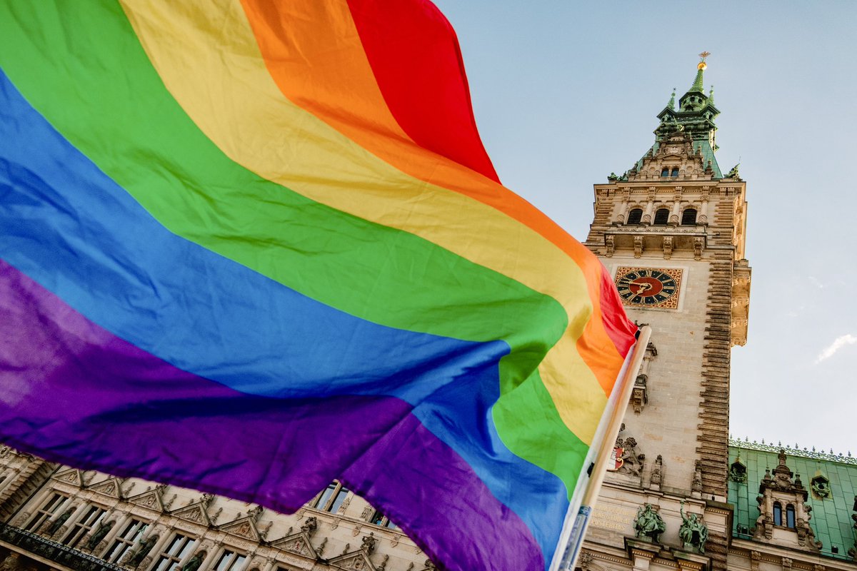 🌈 Als Tor zur Welt ist Hamburg eine offene und bunte Stadt. Gemeinsam mit dem @lsvd Hamburg hat Bürgermeister @TschenPe beim 16. Rainbowflash heute ein Zeichen für Vielfalt gesetzt. Anlass war der Internationale Tag gegen Homo-, Bi-, Inter- und Trans*-Feindlichkeit #IDAHOBIT.