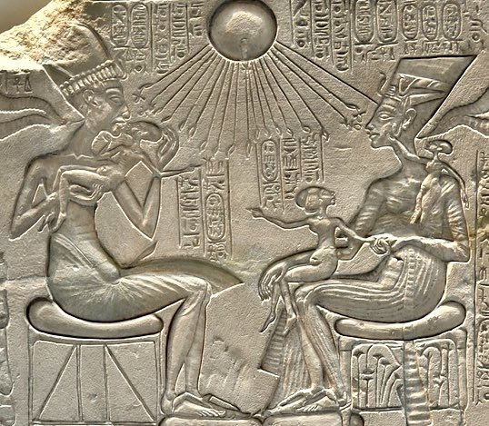 Hiéroglyphe vieux de 3 300 ans représentant le pharaon égyptien Akhénaton et la reine Néfertiti avec leurs enfants.  Que remarquez-vous ?  👀