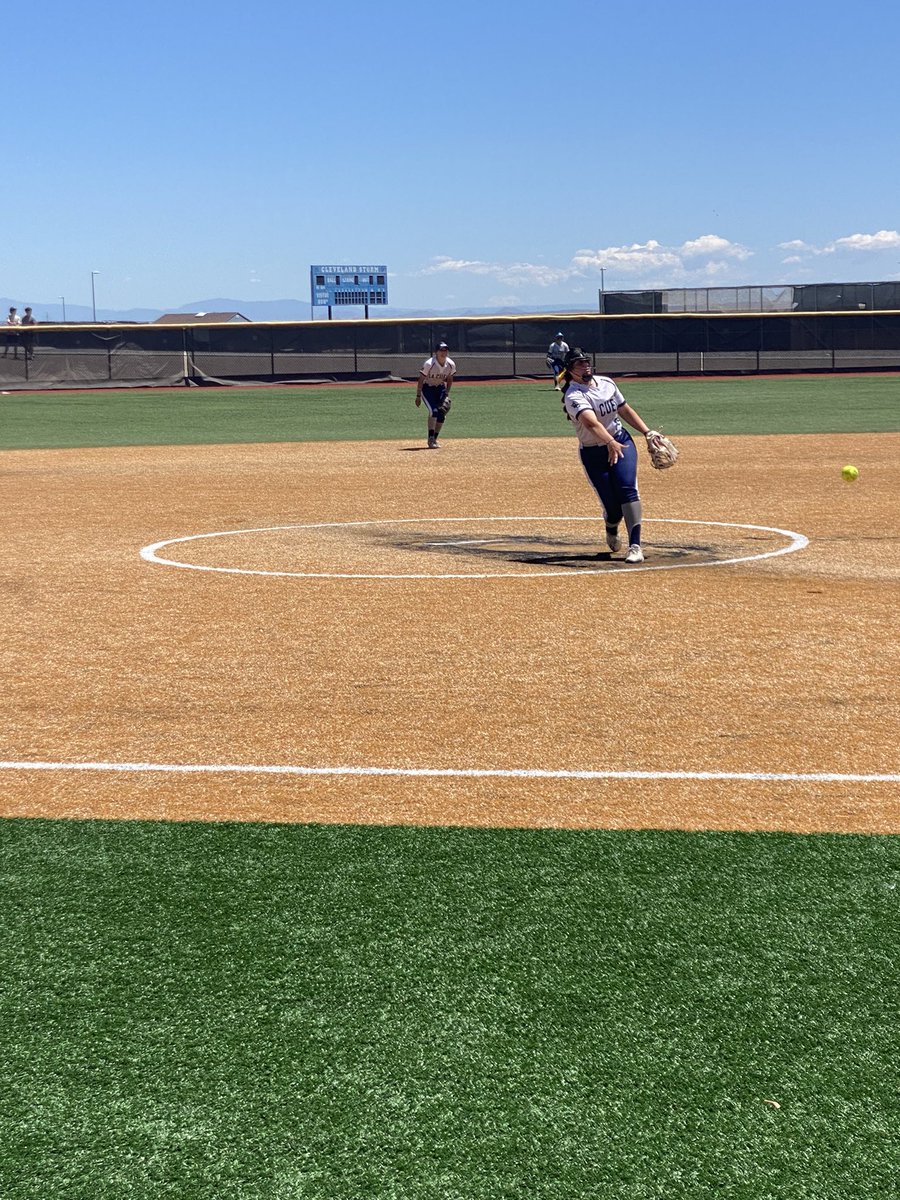 Heading into the top of the 5th, we’re all tied at 3 all. Keep fighting ladies!! @PrincipalLCHS @LCHS_Keilbarth @LCHS_Hubbell @Cueva_Athletics