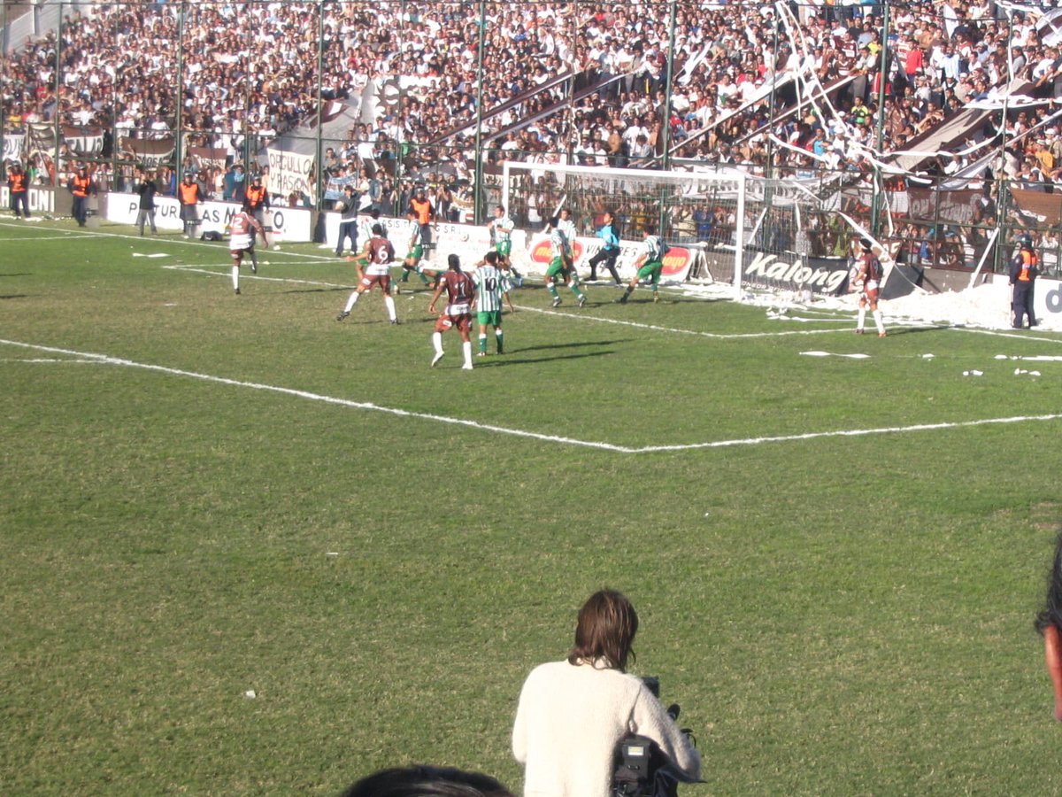 Guille0606's tweet photo. A 18 años de un CAMPEONATO merecido y sin dejar dudas, un grupo humano extraordinario y q tiraba siempre para adelante. 
Muchas gracias a todos los q lo hicieron posible (jugadores, CTs, dirigentes, hinchas, etc) y en especial a mi hermano y amigo Carlos Lovera, donde estés salud https://t.co/enGMxSP0z2