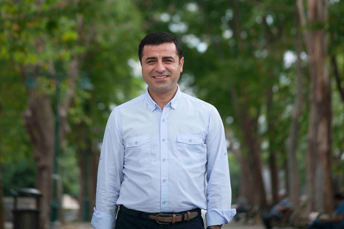 Selahattin Demirtaş'ın açıklaması. Orda bile bize çok iyi morel veriyorsun Selo başkan “Her zamanki gibi moralliyiz, güçlüyüz, dirençliyiz. Ve mutlaka kazanacağız. Berxwedan jîyan e!” Sizin için direneceğiz Selo başkan ✌️