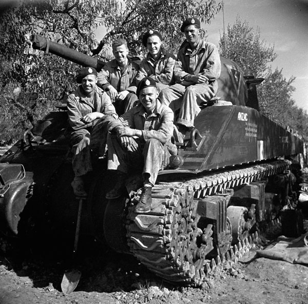 15th October 1943, A tank crew of the 12th Canadian Tank Regiment (The Three Rivers Regiment) pose with their Sherman tank at Termoli, Italy.

#CanadiansinItaly1943

amzn.to/4bHhZ6v

If you enjoy my content, consider a donation at buymeacoffee.com/CanadasMilitar…