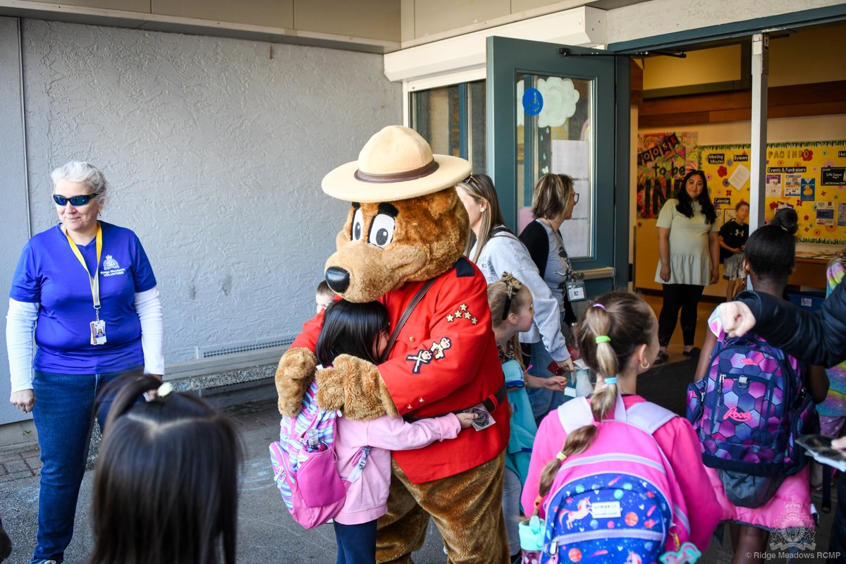 It feels like we haven't had a #FistBumpFriday in forever! Well, that ended today as officers, volunteers and Safety Bear stopped by Harry Hooge Elementary School to give out fist bumps, high fives and stickers to give students a super fun start to their day! 👊🐻👮