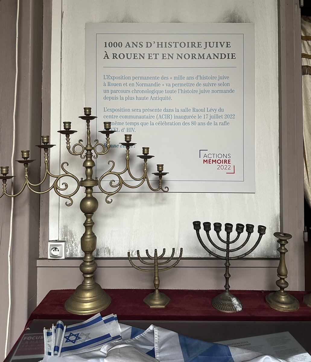 Suite à l'attentat incendiaire contre la synagogue de Rouen, j'ai ressenti le besoin profond de venir à la synagogue de Rouen, et au rassemblement devant la mairie.
Il était important pour moi de déposer ces roses sur la porte de ce lieu sacré, en signe de solidarité et de