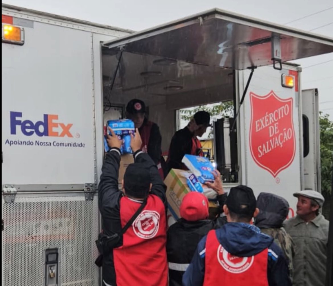 A #SalvationArmy truck has arrived in Porto Alegre and the relief team is distributing donations to the population affected by the floods. Another truck is on its way to Santa Maria. Obrigado
 @ExercitoSalvaBr for your work. And thank you @saworldservice & @FedEx for the support.