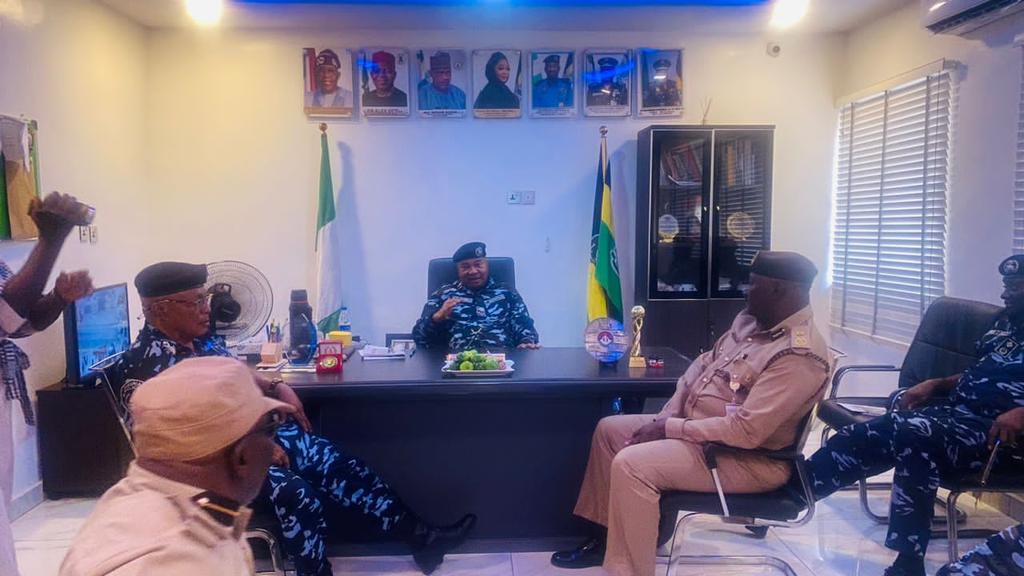ABIA STATE COMMISSIONER OF POLICE WELCOMES NEW COMPTROLLER OF IMMIGRATION SERVICES TO COMMAND HEADQUARTERS IN UMUAHIA

Today, 17/05/2024  the Commissioner of Police, Abia State Command, CP Kenechukwu Onwuemelie, psc, fwc, MNIM, fdc, welcomed the new Comptroller of Immigration